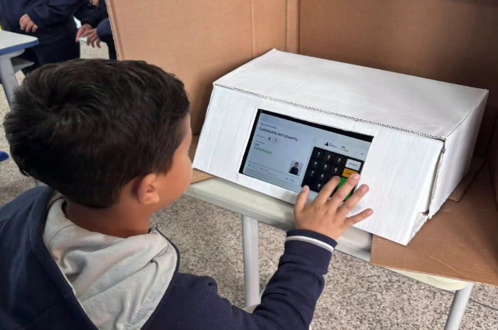 🗳️ Alunos vivenciam processo eleitoral em atividade sobre democracia