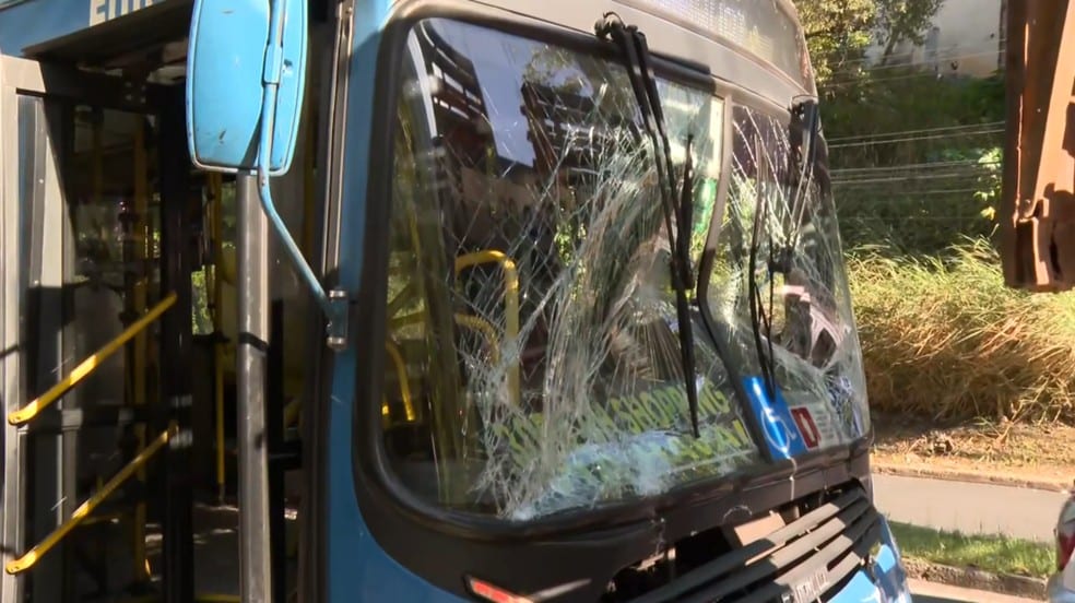 Belo Horizonte (MG): Acidente entre carreta e ônibus deixa 12 feridos na avenida Emrich