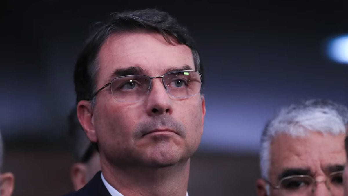 Flávio pode perder salário após fugir para os Estados Unidos? Veja quanto ganha o senador