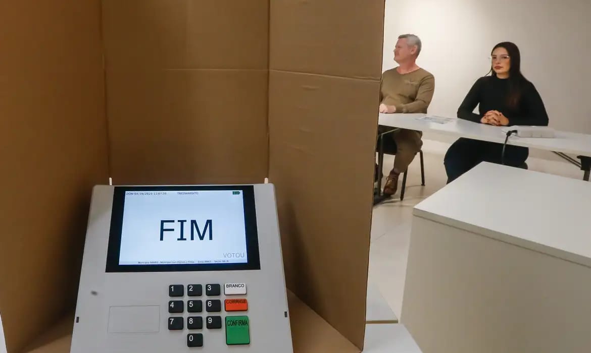 Relógios, óculos com câmera e canetas conectadas passam a ser proibidos na cabine