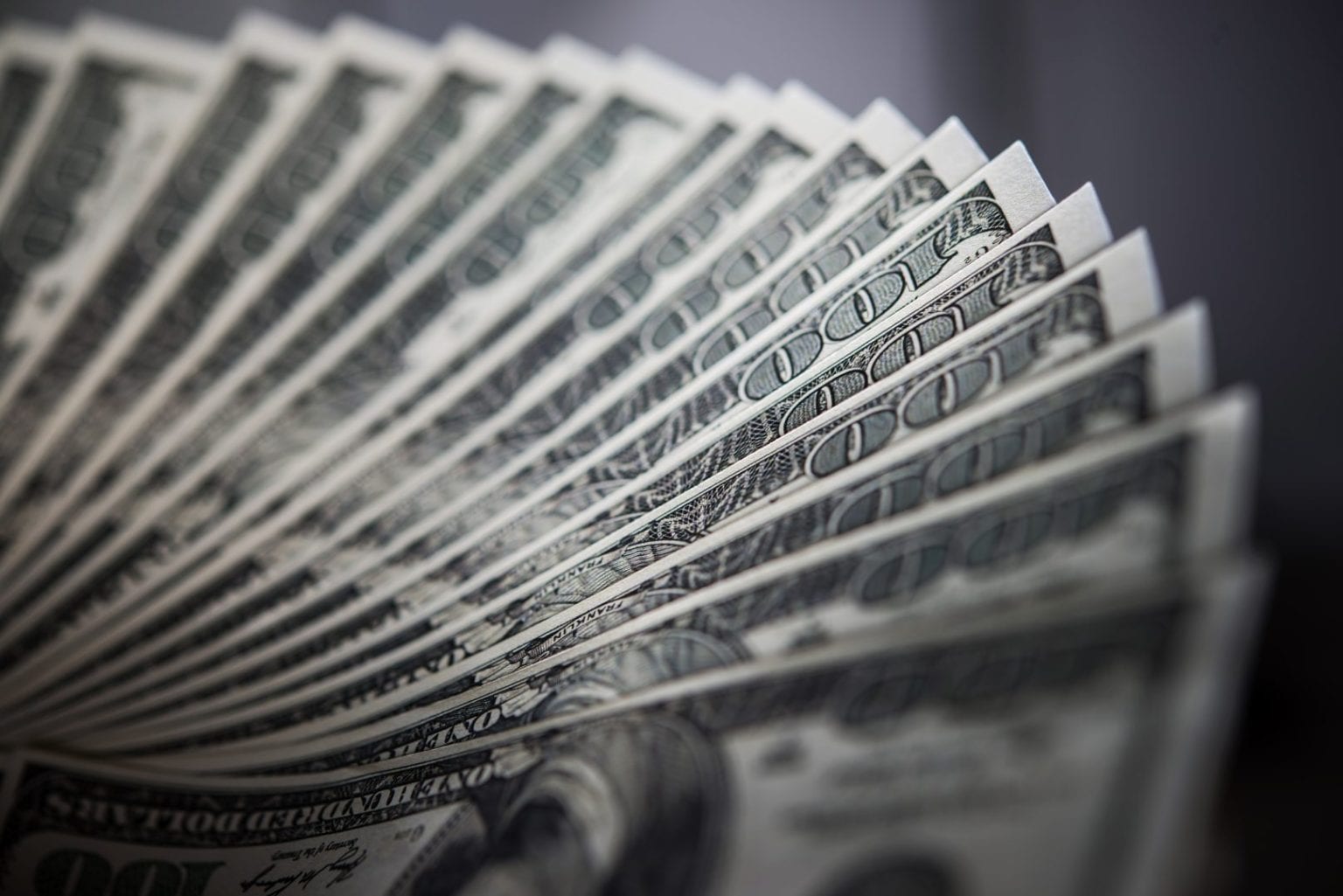Com eleições no radar, dólar recua para R$ 5,07 e Bolsa sobe após três pregões de perdas