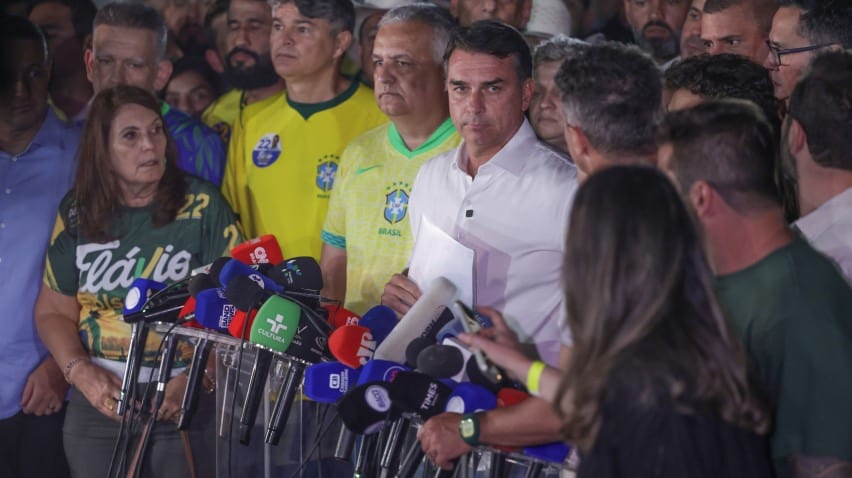 Quais aliados de Flávio Bolsonaro compartilharam a carta golpista? Veja
