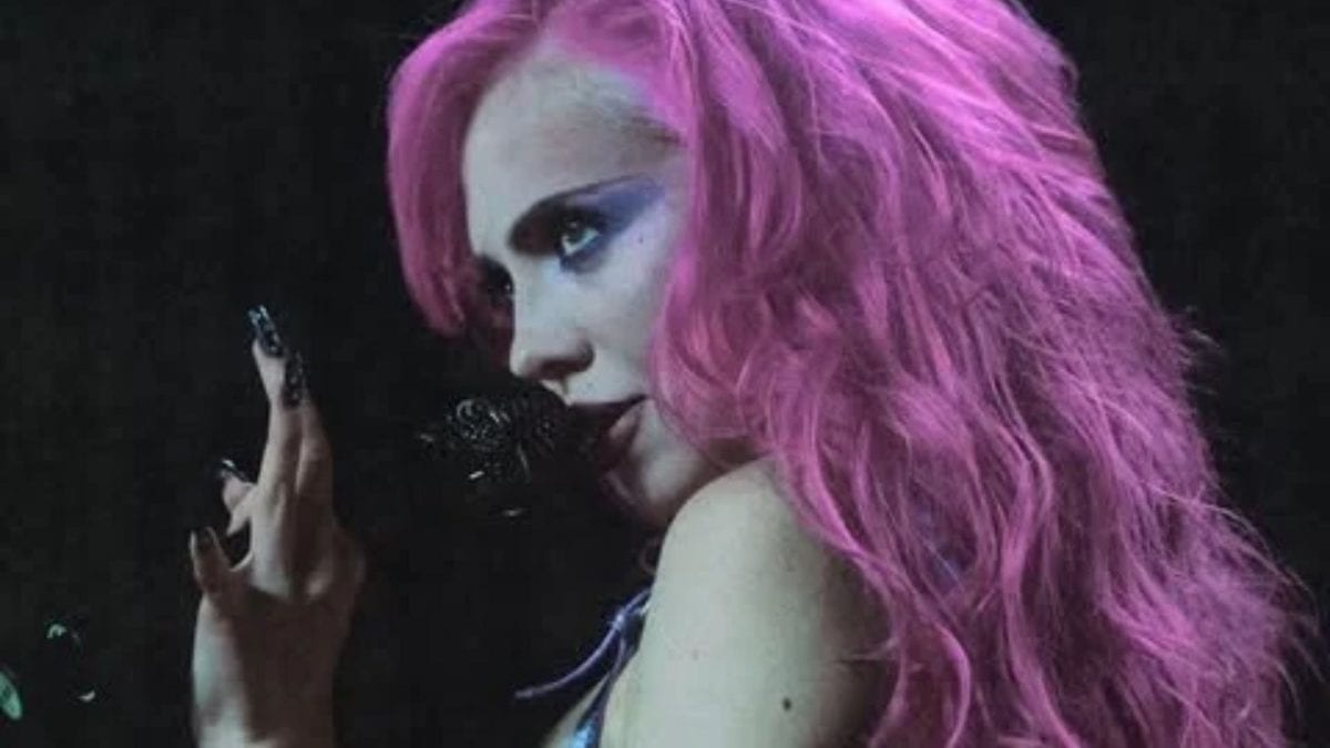 Quem é Adéla Jergová, cantora que ficou fora do KATSEYE e hoje faz sucesso com ‘Nicole Kidman’ e ‘Ain’t In LA’