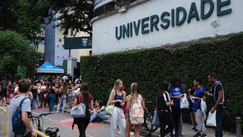 Justiça suspende vaquinha para viagens de estudantes votarem no 2º turno
