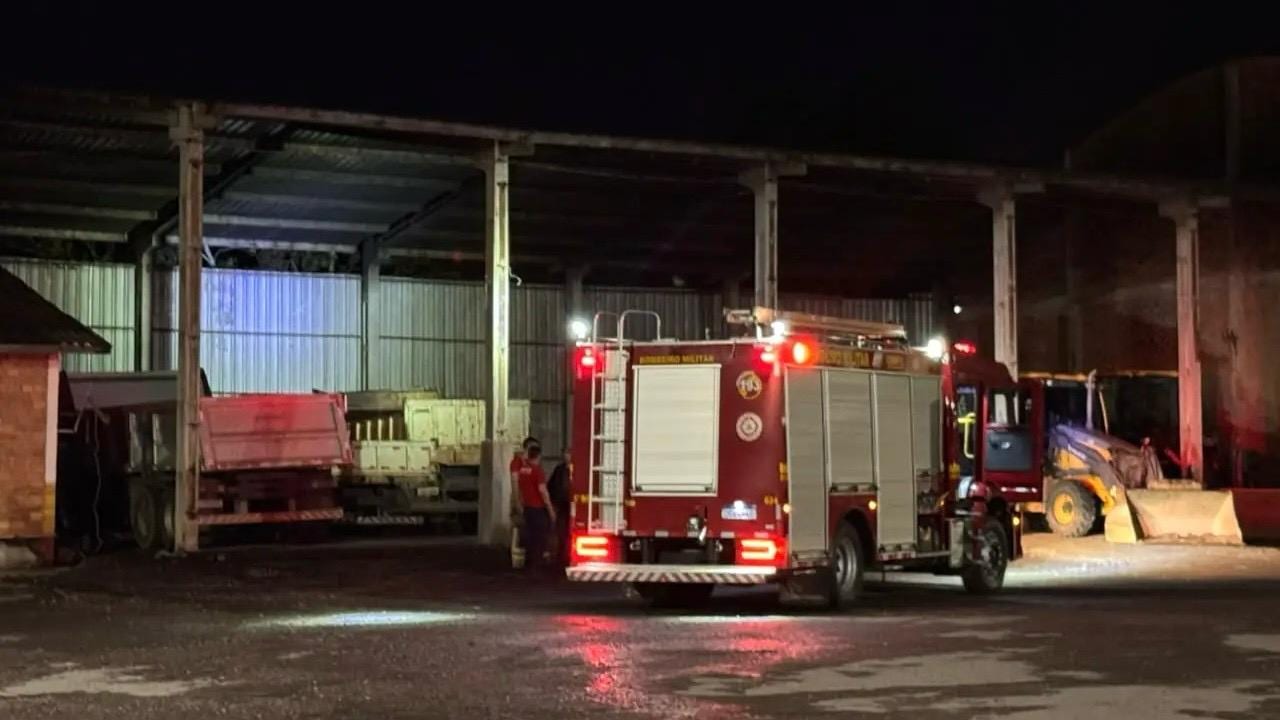 Incêndio atinge caminhões da Secretaria de Obras de Bento Gonçalves