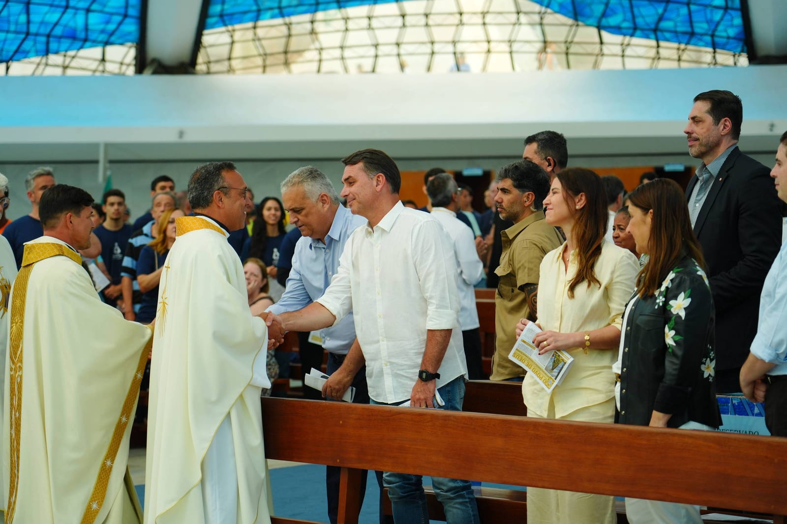 Flávio e Lula acenam a católicos com Nossa Senhora após polêmica no primeiro turno