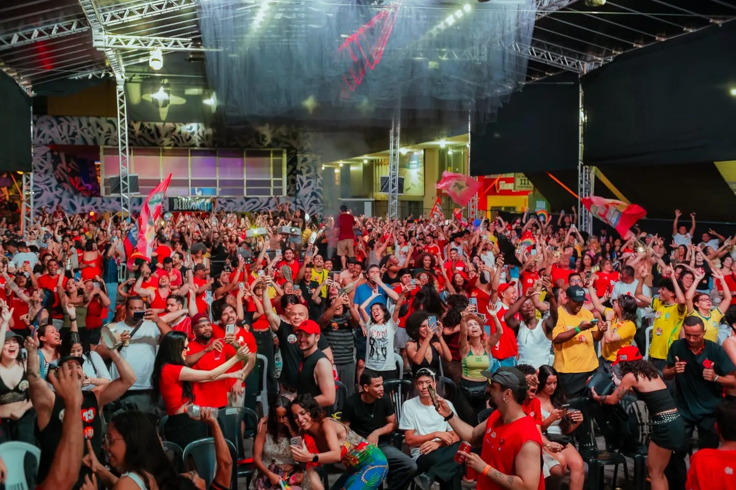 Virada histórica de Lula leva milhares às ruas de Brasília para celebrar reeleição