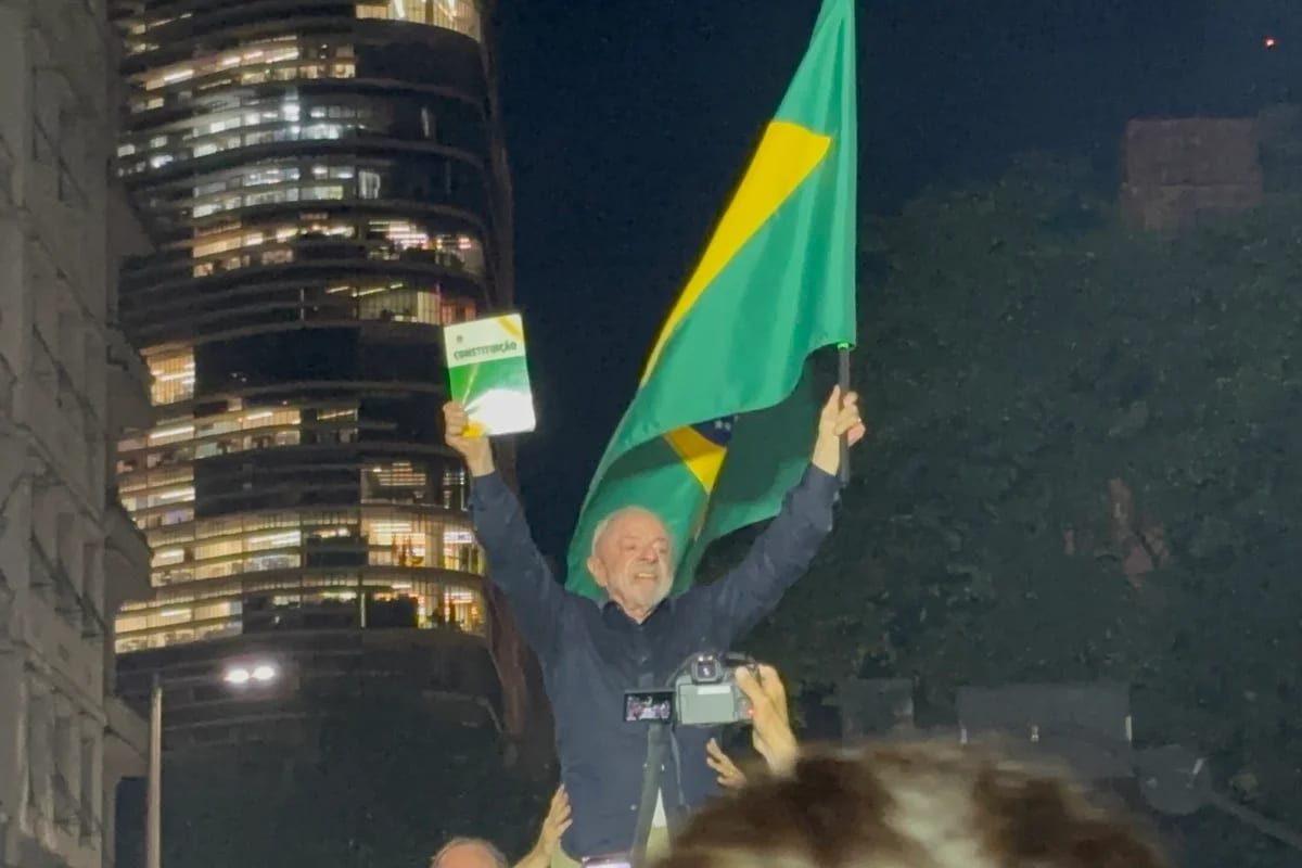Manifestantes colocam faixa “Fora, Lula. Fora, PT” em prédio em BH