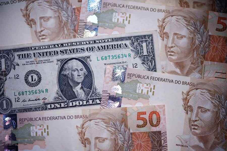 Dólar chega a R$ 5,245 nesta sexta com tensão no Estreito de Ormuz