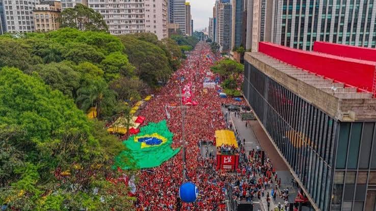 Restrição a drones em atos de Lula gera questionamentos de pesquisadores sobre transparência na contagem de público
