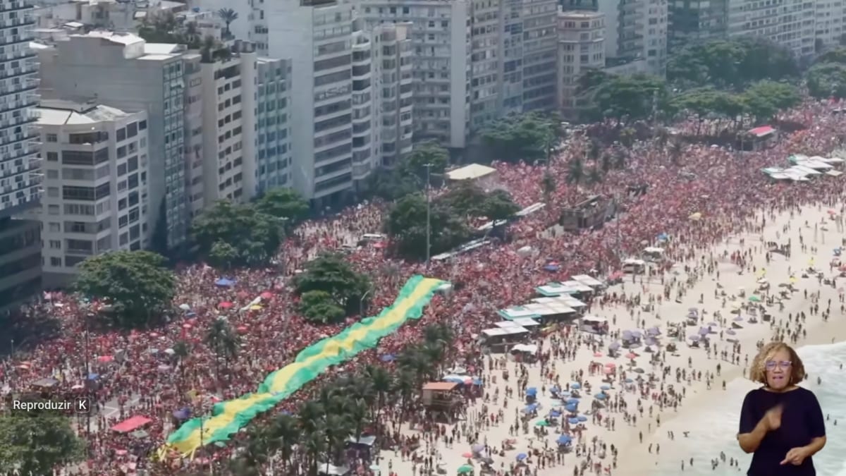Ato de Lula em Copacabana tem bandeirão do Brasil
