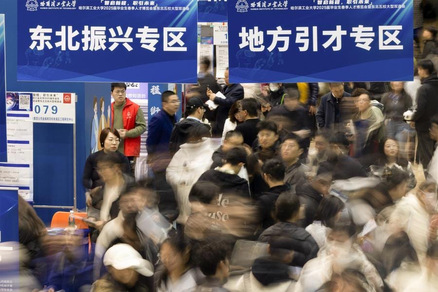 China cria 10,52 milhões de empregos urbanos e avança rumo à meta anual