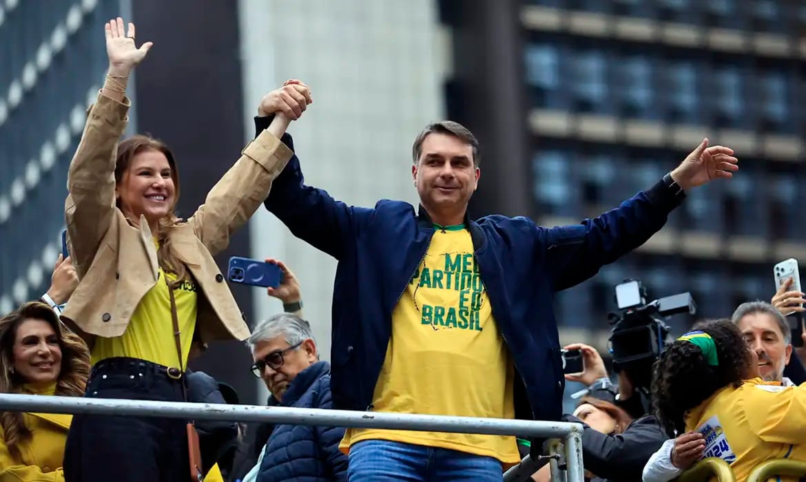 Flávio Bolsonaro supera cenário das principais pesquisas e chega ao segundo turno à frente de Lula