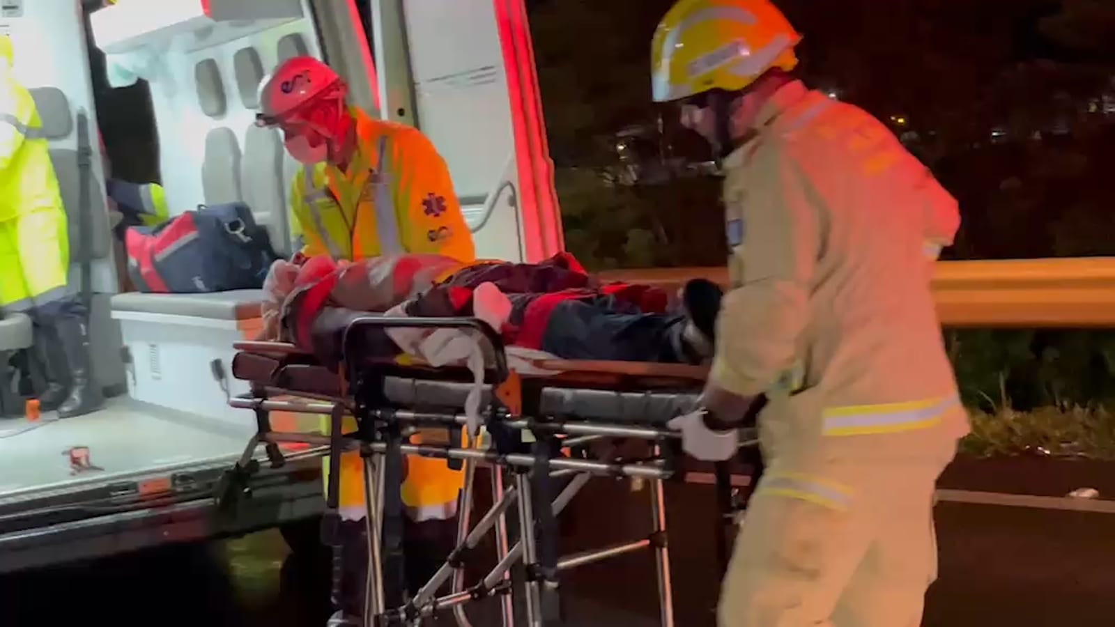 BATIDA ENTRE DOIS CARROS NA BR-277 EM CASCAVEL TERMINA COM CAMINHÃO ENVOLVIDO E PEDESTRE ATROPELADO