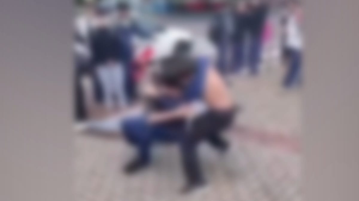 Vídeo mostra pancadaria entre alunos em frente a colégio estadual em Cascavel