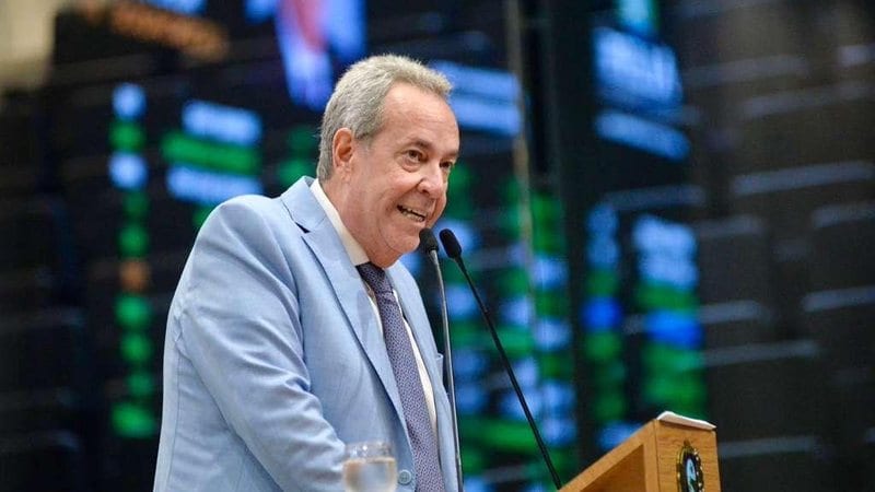 Álvaro Porto chama gestão estadual de “governo dos tapumes” em comício
