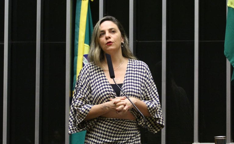 PL 3235/26 proíbe compras públicas de papel com celulose branqueada