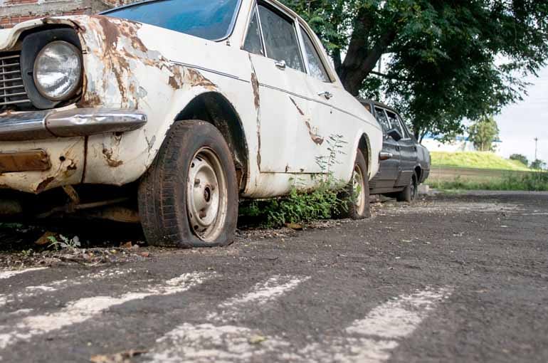 Câmara de Ponta Grossa aprova novas regras para remoção de veículos abandonados