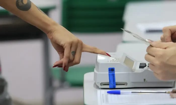 Ministros do TSE se reúnem a portas fechadas após decisão de Zanin