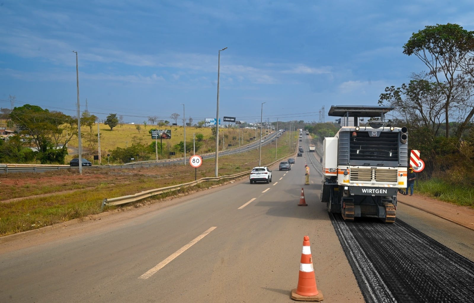 Governo de Goiás inicia restauração de novo trecho da GO-020 no período noturno