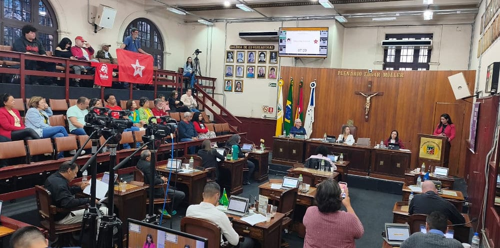 Vereadores do PT comemoram vitória de Lula no 2º turno na tribuna da Câmara em Cachoeira