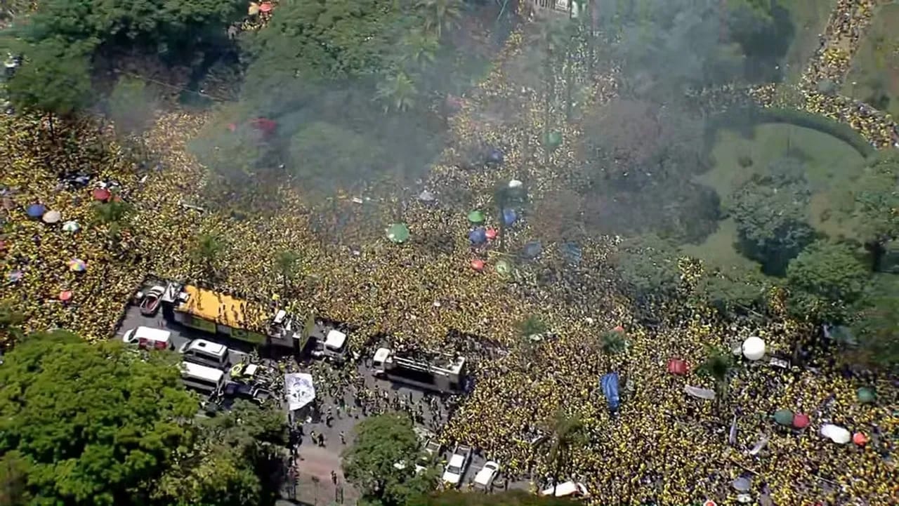 Flávio Bolsonaro arrasta multidão em motocarreata em Belo Horizonte (MG) na véspera do 2º turno
