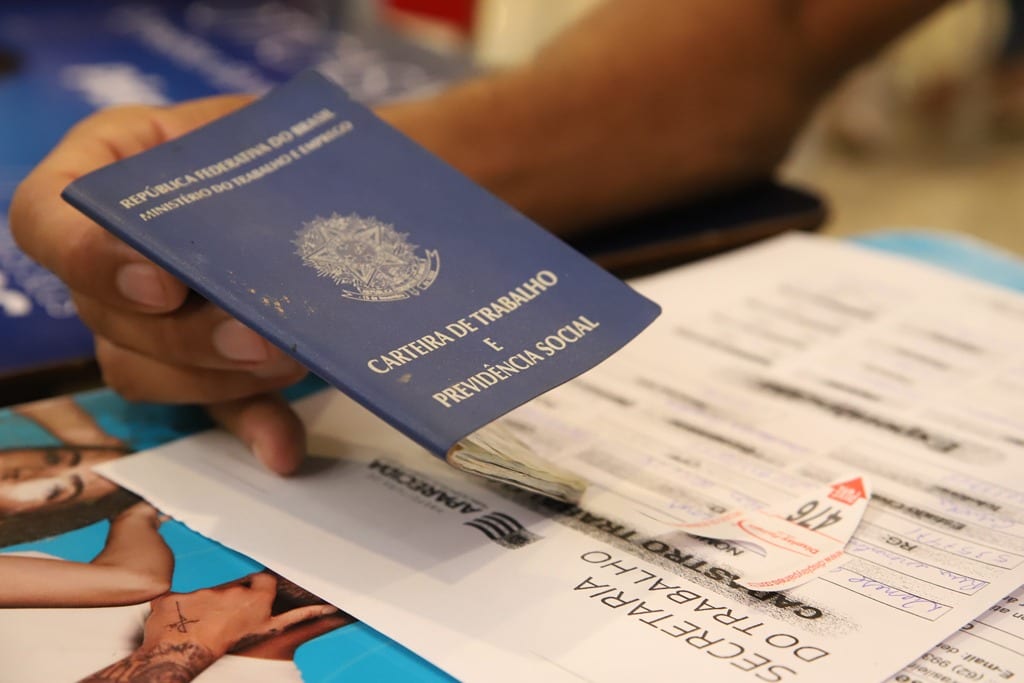Taxa de desemprego no Brasil cai para 5,2% no trimestre até setembro, mostra IBGE