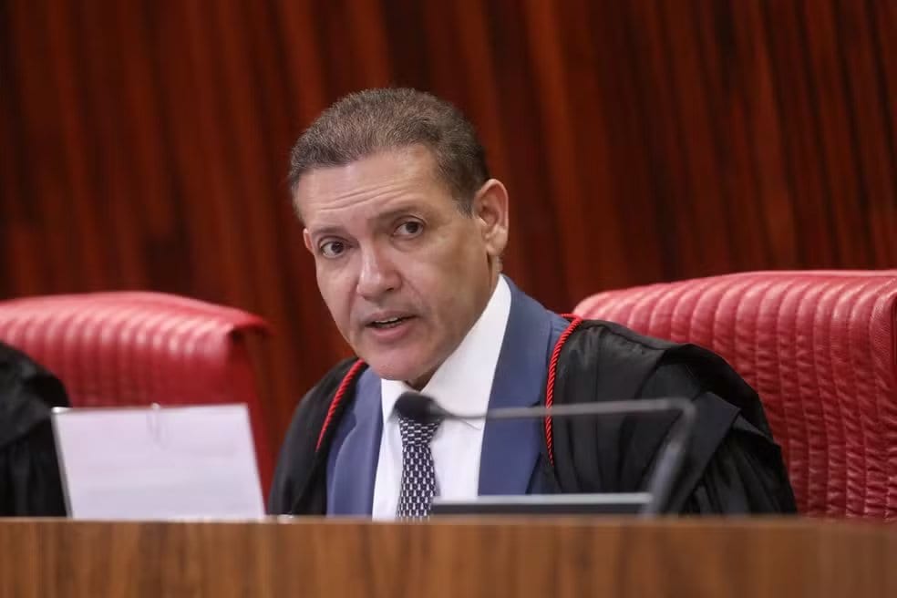 Disputa entre Lula e Flávio Bolsonaro em torno de canal de WhatsApp expõe divisão na Justiça Eleitoral