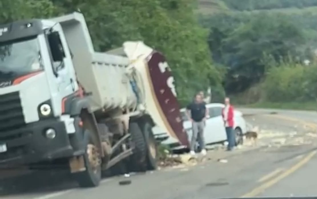 Acidente entre dois caminhões deixa feridos em estado grave em Candelária