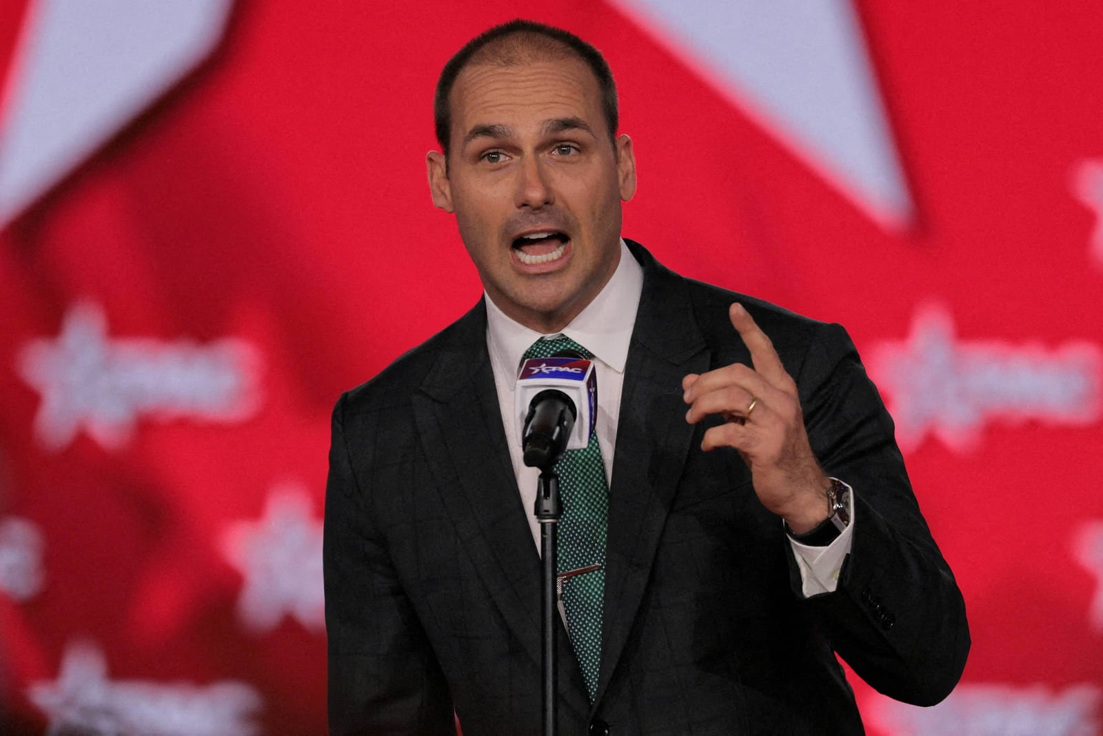 Eduardo Bolsonaro é demitido da Polícia Federal por abandono de cargo