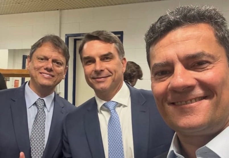 Sergio Moro acompanha Flávio Bolsonaro no debate da rede Globo ao lado de governadores do Sul e Tarcísio