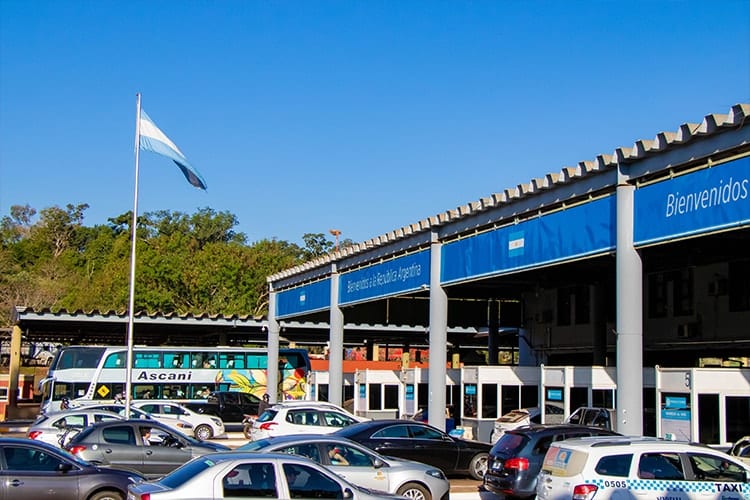 Imprensa argentina aponta possível viagem de Flávio Bolsonaro aos EUA via Foz do Iguaçu