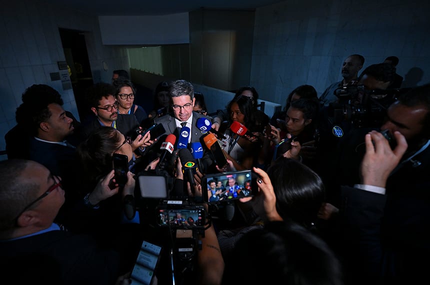Randolfe: votação da PEC do fim da escala 6x1 acontecerá até outubro