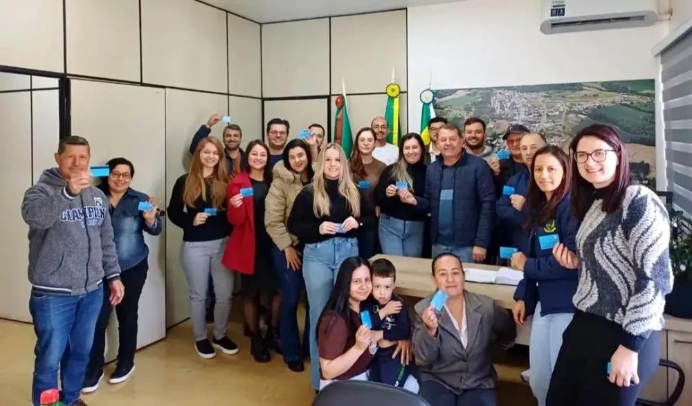 Sagrada Família entrega cartões do Vale-Alimentação a servidores