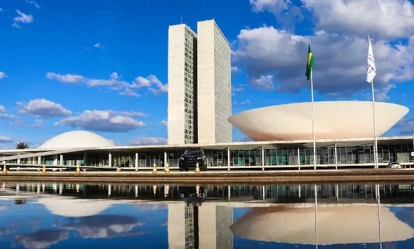 Em 4 de outubro serão eleitos 513 deputados e 54 senadores