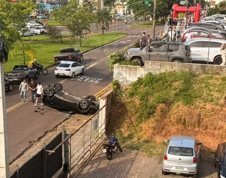 Peugeot cai de estacionamento após ser atingido por Jeep em Presidente Prudente
