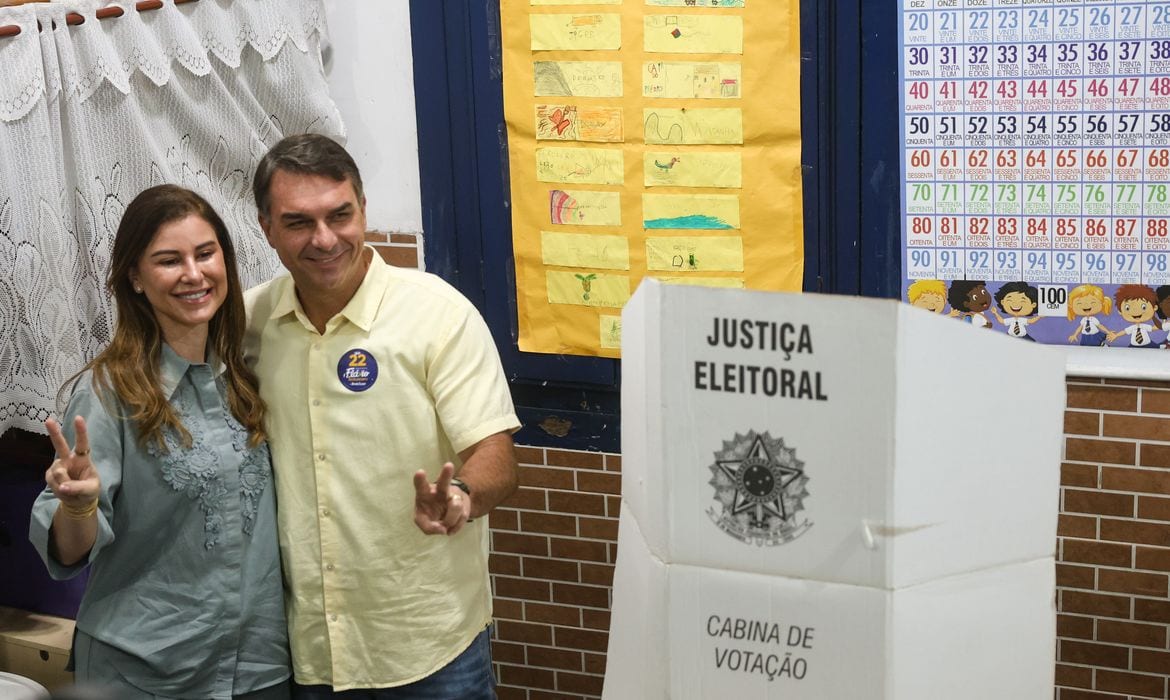 Flávio Bolsonaro recebe 66,94% dos votos válidos e confirma força eleitoral em Araras, SP