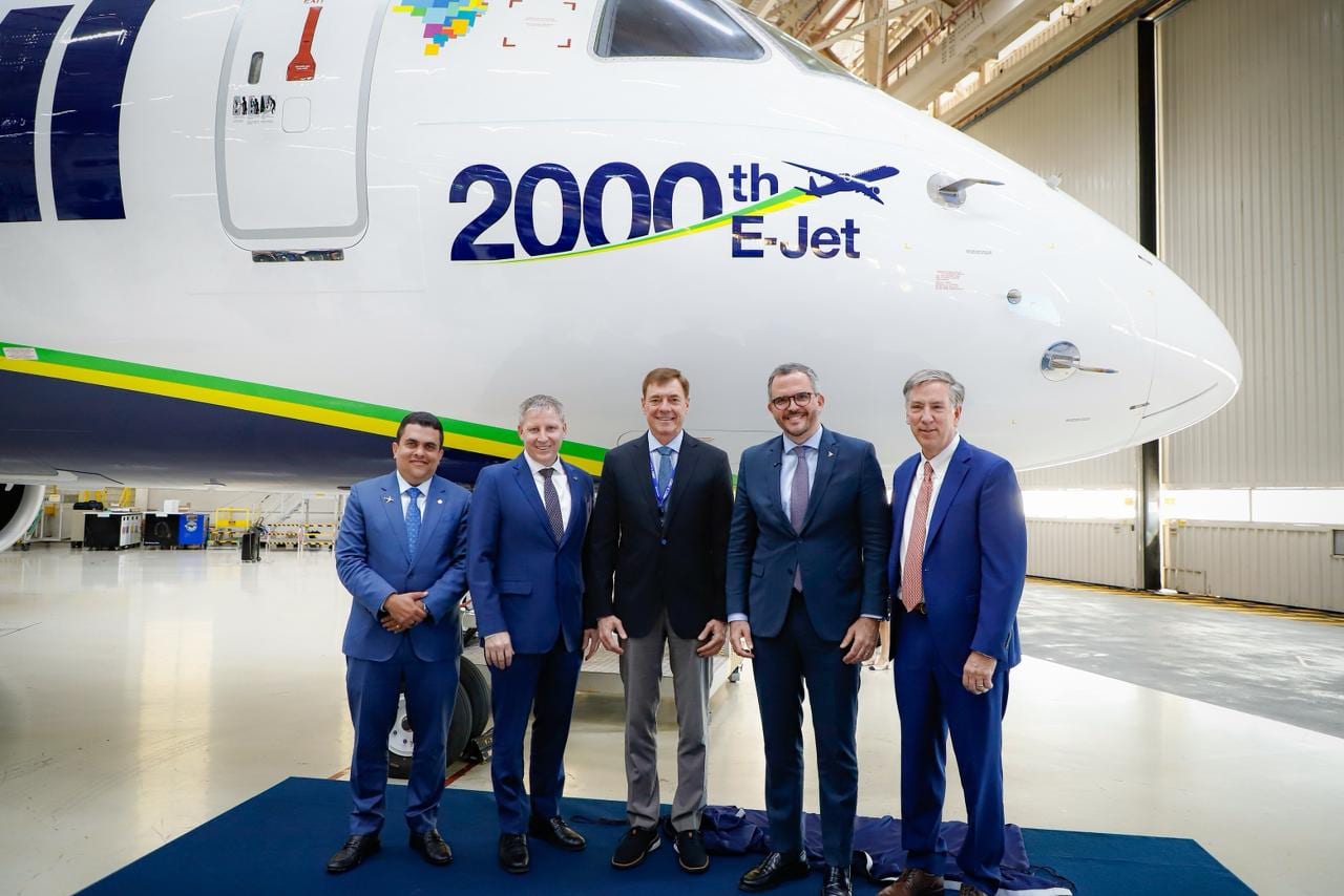 Embraer celebra a entrega do jato comercial E-Jet número 2.000