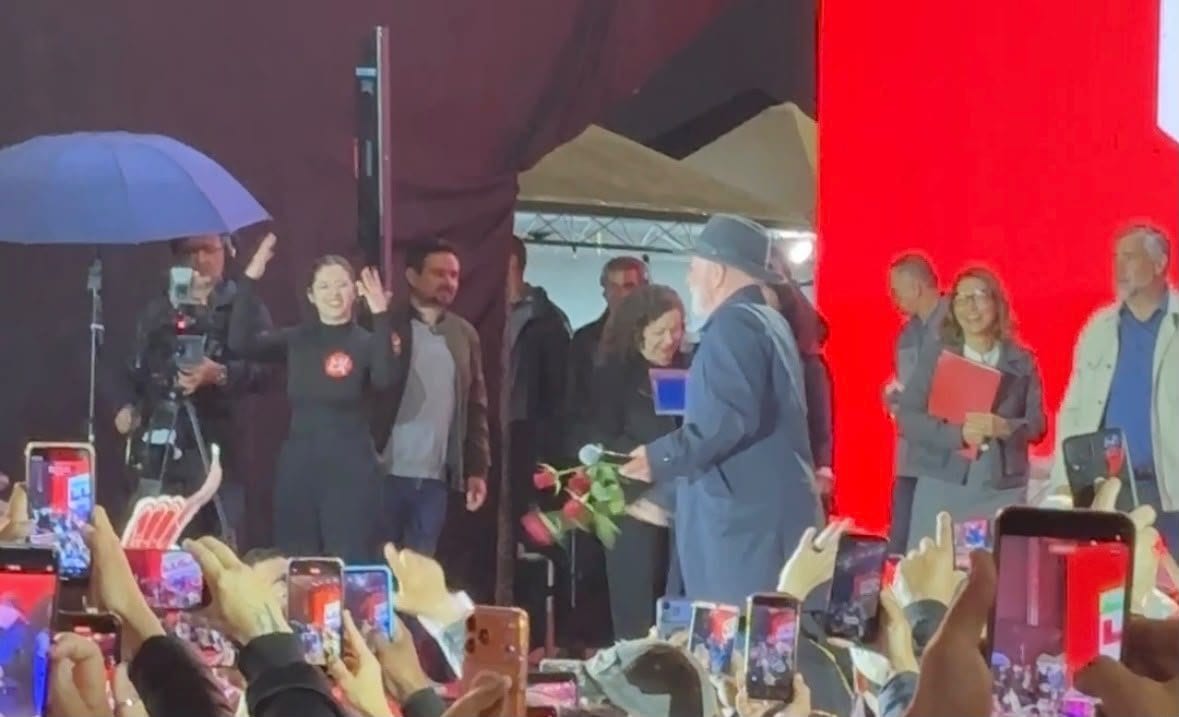 Lula canta Roberto Carlos e entrega rosas ao público em Porto Alegre