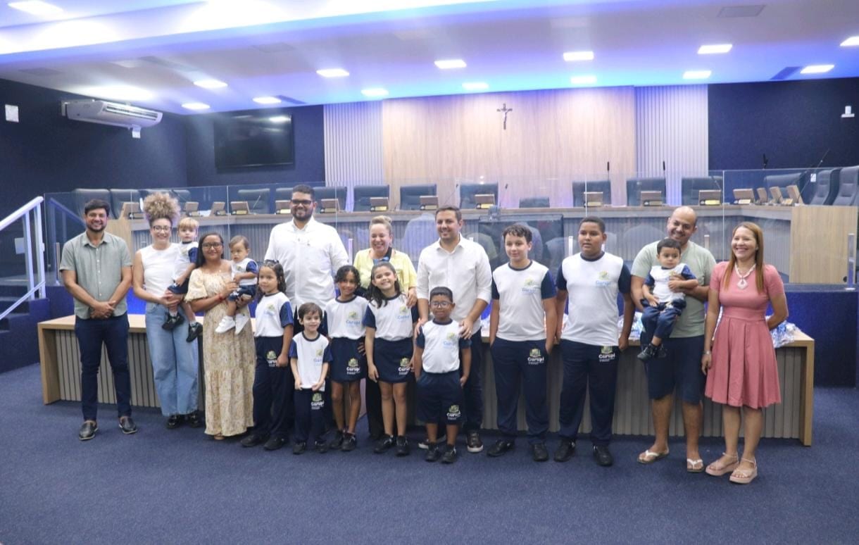 Gurupi faz entrega simbólica dos novos uniformes escolares