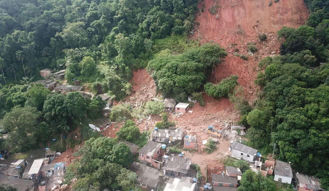 Guarujá mobiliza até 317 profissionais para emergências climáticas