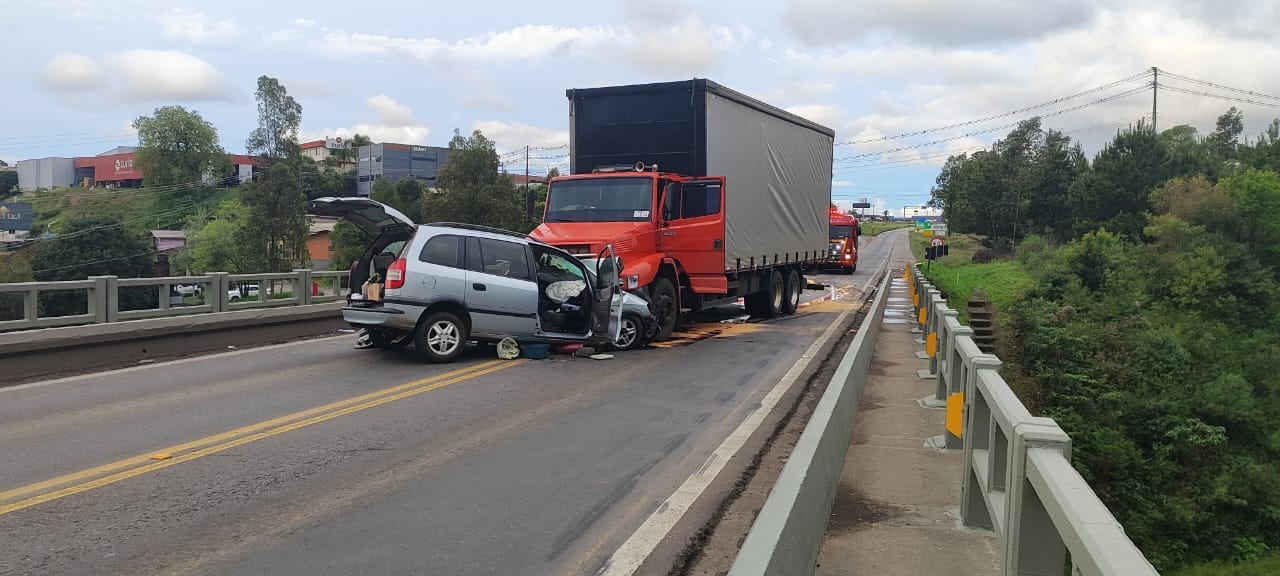 Homem morre em colisão frontal entre carro e caminhão na ERS-122, em Caxias; bebê de quatro meses fica ferida