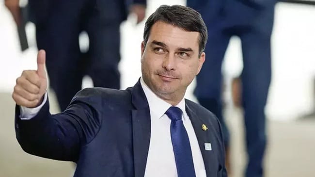 Antes de fugir do Brasil, Flávio Bolsonaro disse: "nunca pensei em sair do país"