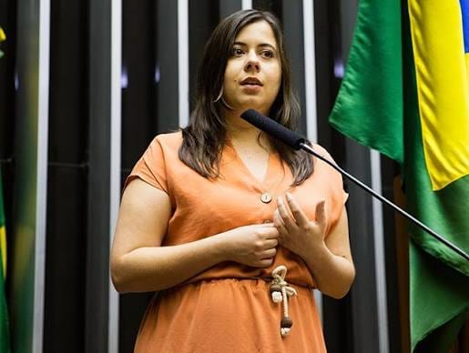 Sâmia Bomfim aciona o STF e pede depoimento de Nikolas Ferreira sobre ligações com Daniel Vorcaro