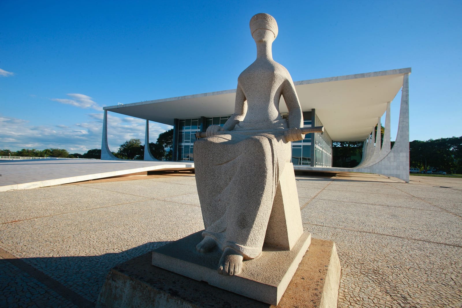 André Mendonça suspende norma que permitia a servidores de PE receber em dinheiro férias e licenças-prêmio vencidas
