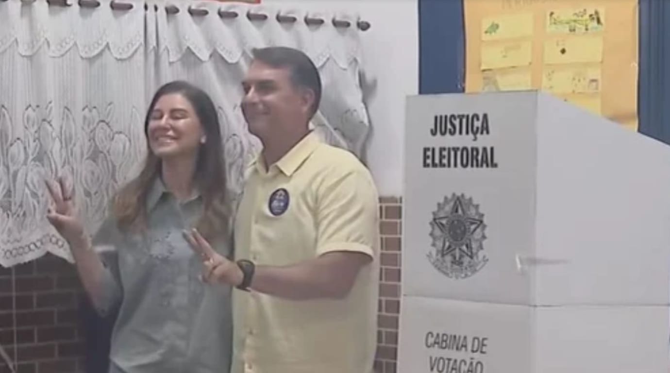 Flávio Bolsonaro vota no Rio e diz estar preparado para “reorganizar o Brasil”