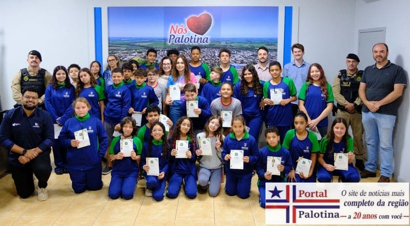 Alunos da Escola Estadual Santa Terezinha visitam a Prefeitura pelo projeto Cidadania em Movimento