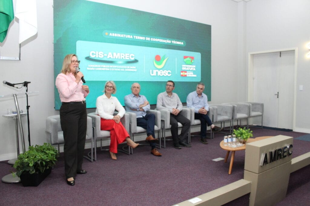 Unesc firma parceria para ampliar contrapartida do Universidade Gratuita em 27 municípios da região