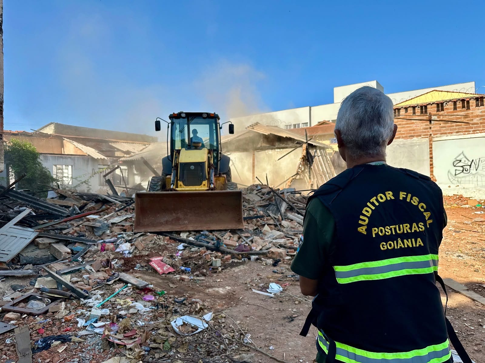 Prefeitura demoliu imóvel abandonado há mais de 10 anos na Rua 74, Centro