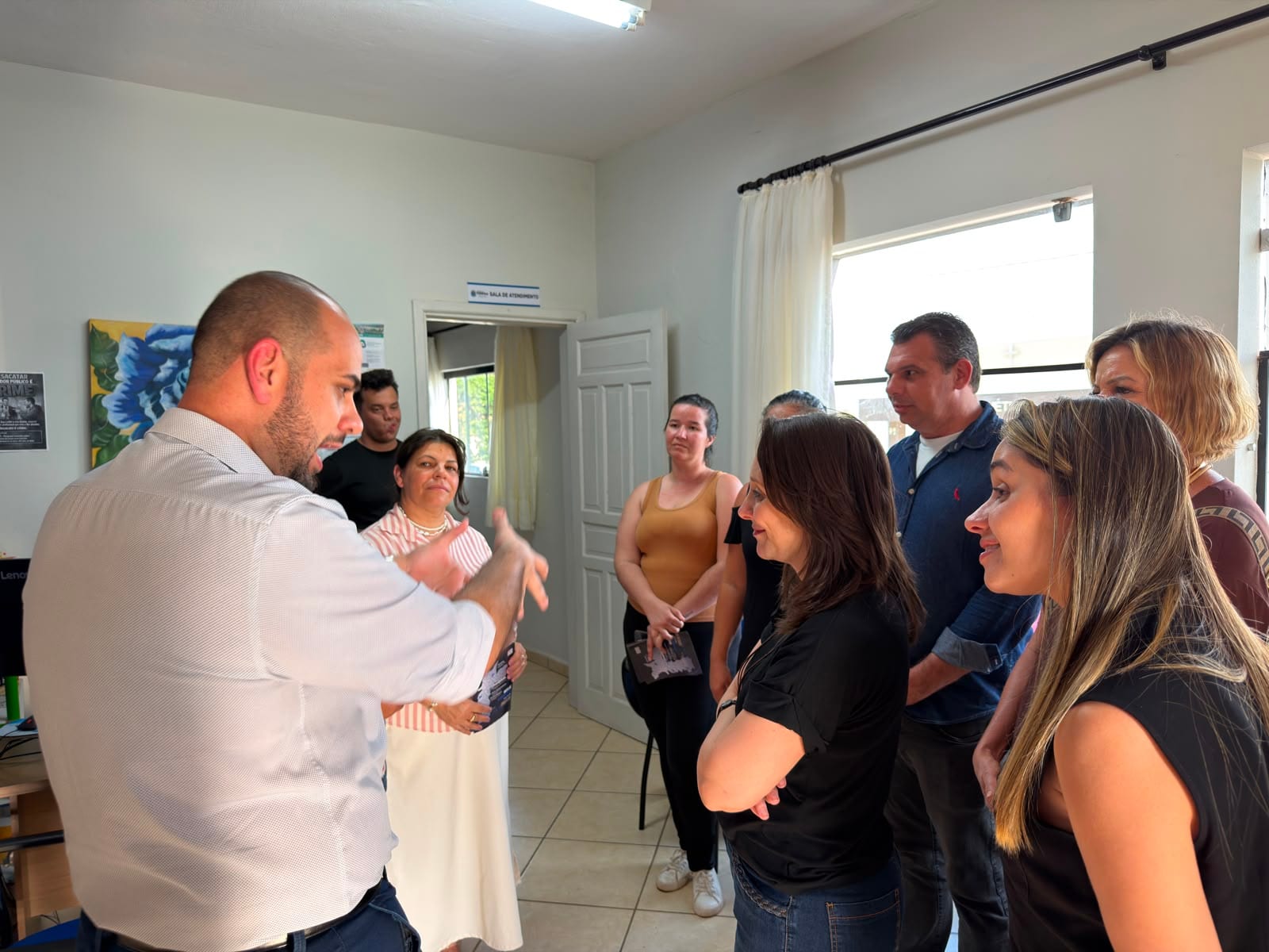 Posto Social de Paulópolis recebe Renata Abreu e Fabio Faria de Sá